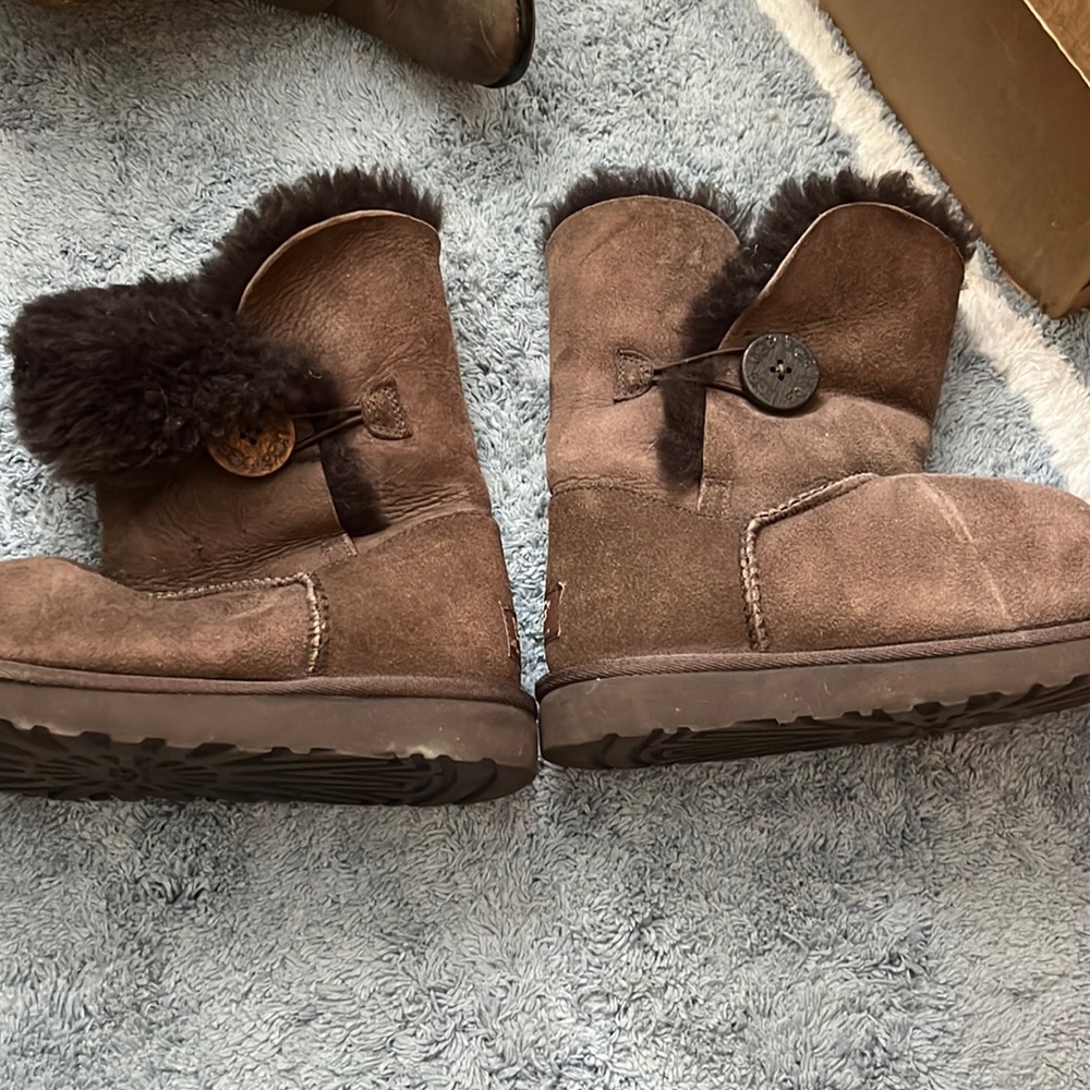 Women's Bailey Button brown size 7 UGGs